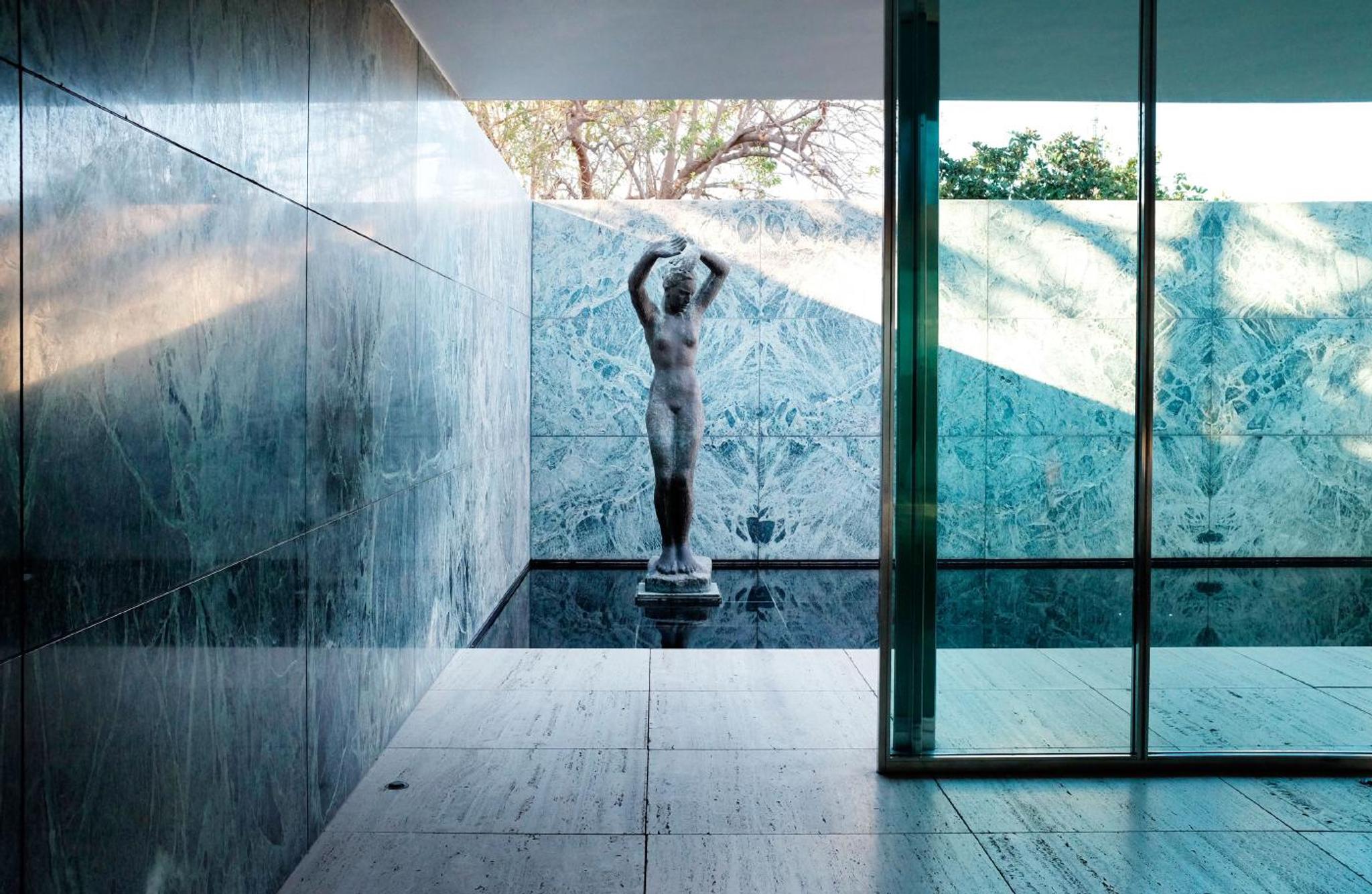 Sảnh tối ốp tường đá marble đen với tượng và ánh sáng điểm