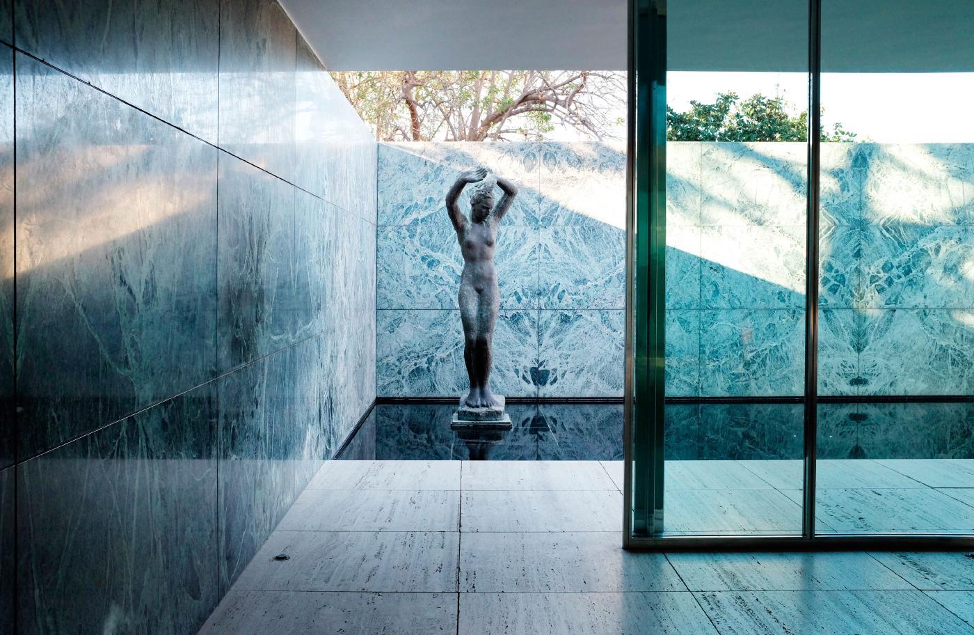 Sảnh tối ốp tường đá marble đen với tượng và ánh sáng điểm