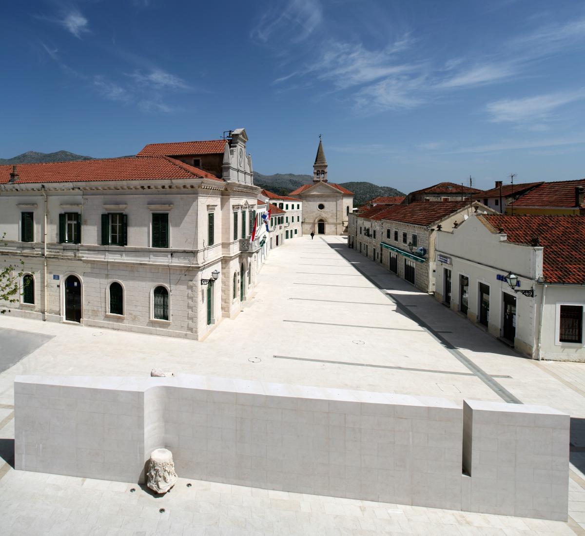 Quảng trường công trình cổ điển ốp đá travertine với hệ cột và lan can