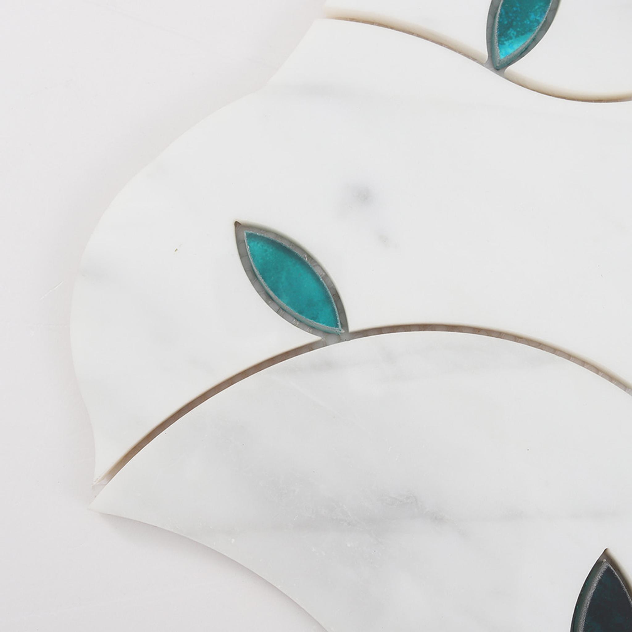 White Marble Waterjet Mosaic Wall Tile Pattern with Teal Glass Leaf — mosaic hoa văn waterjet bằng đá marble trắng
