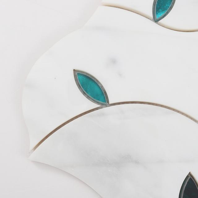 White Marble Waterjet Mosaic Wall Tile Pattern with Teal Glass Leaf — mosaic hoa văn waterjet bằng đá marble trắng