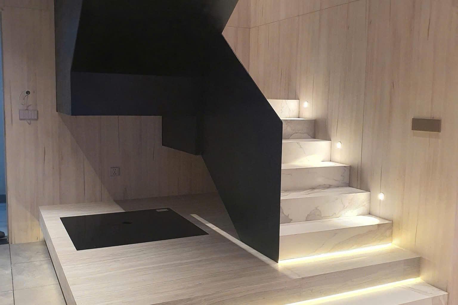 Cầu thang đá — Marble trắng vân (Calacatta/Statuario)