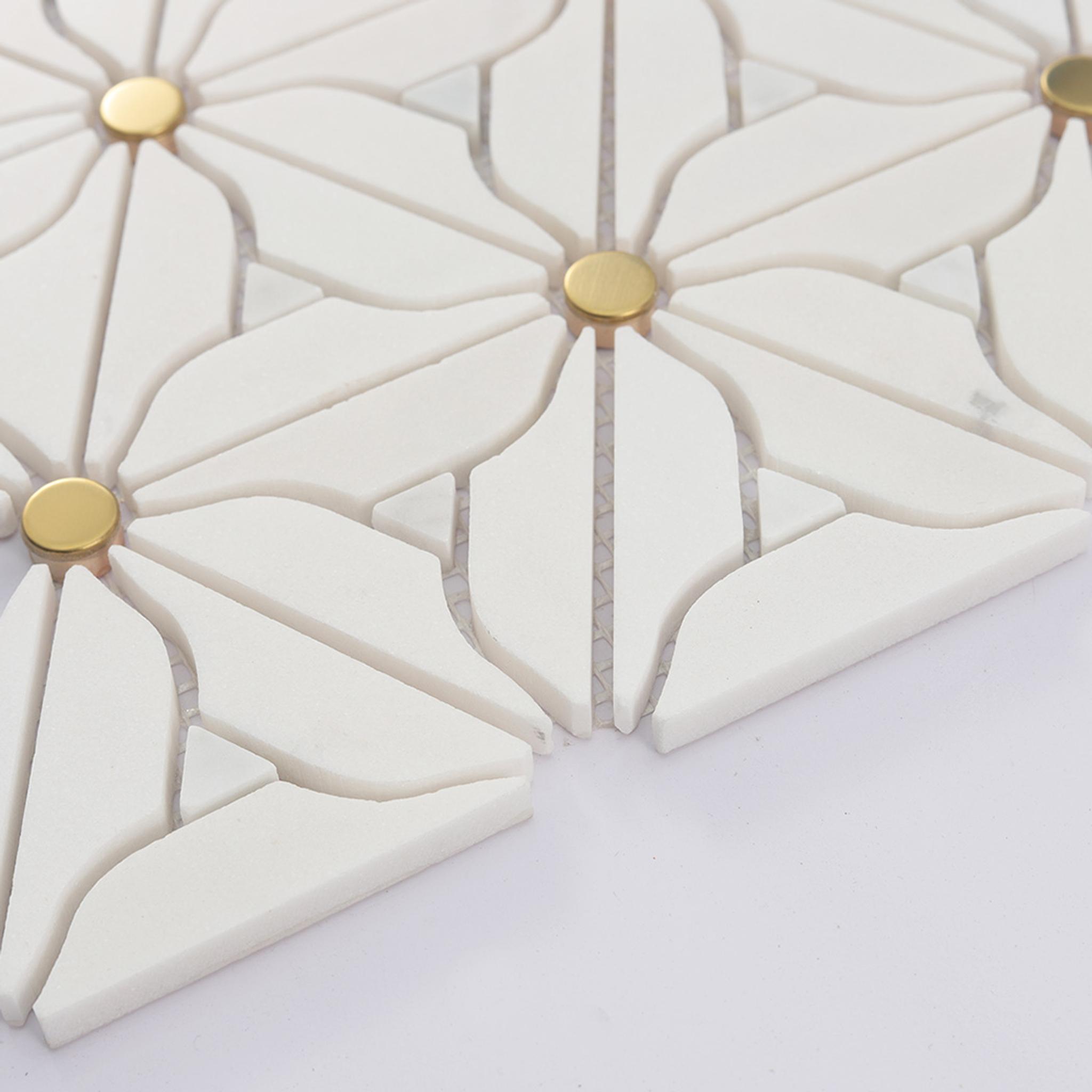 White Daisy Marble Mosaic Tile with Gold Metal Dot Accents — mosaic ghép nghệ thuật bằng đá marble trắng & vàng