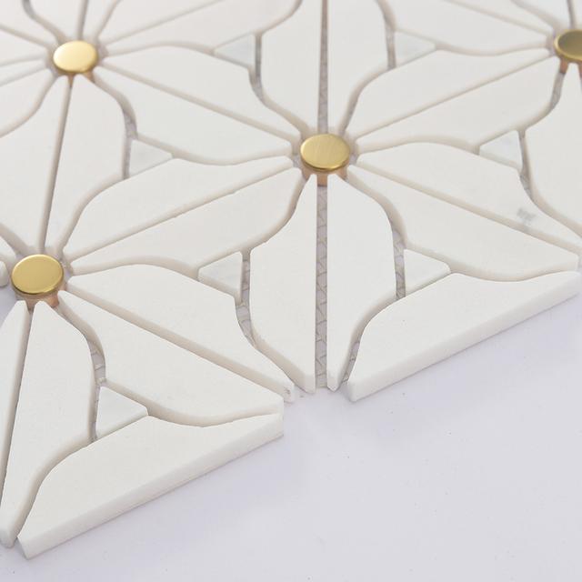 White Daisy Marble Mosaic Tile with Gold Metal Dot Accents — mosaic ghép nghệ thuật bằng đá marble trắng & vàng
