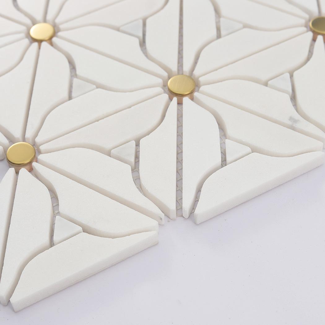 White Daisy Marble Mosaic Tile with Gold Metal Dot Accents — mosaic ghép nghệ thuật bằng đá marble trắng & vàng