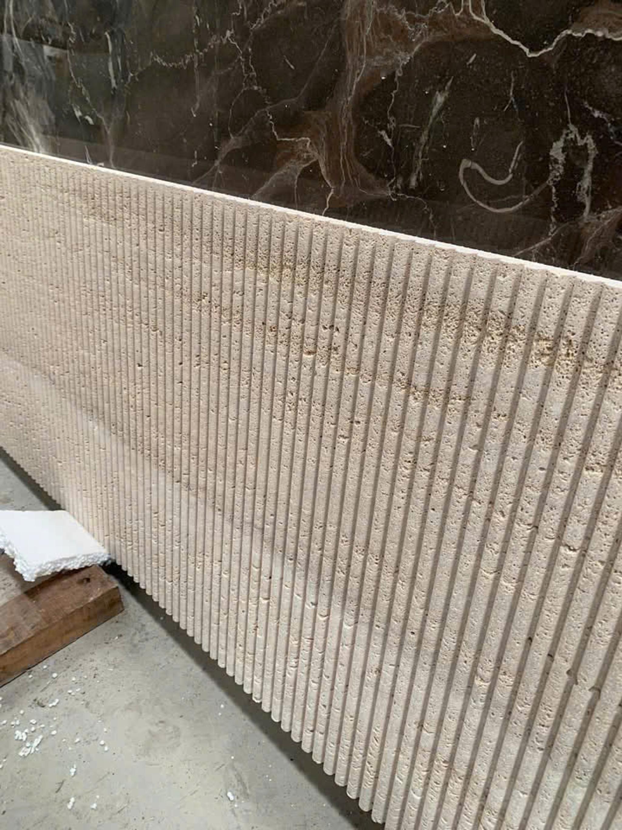 Tấm ốp tường đục sọc — Travertine kem