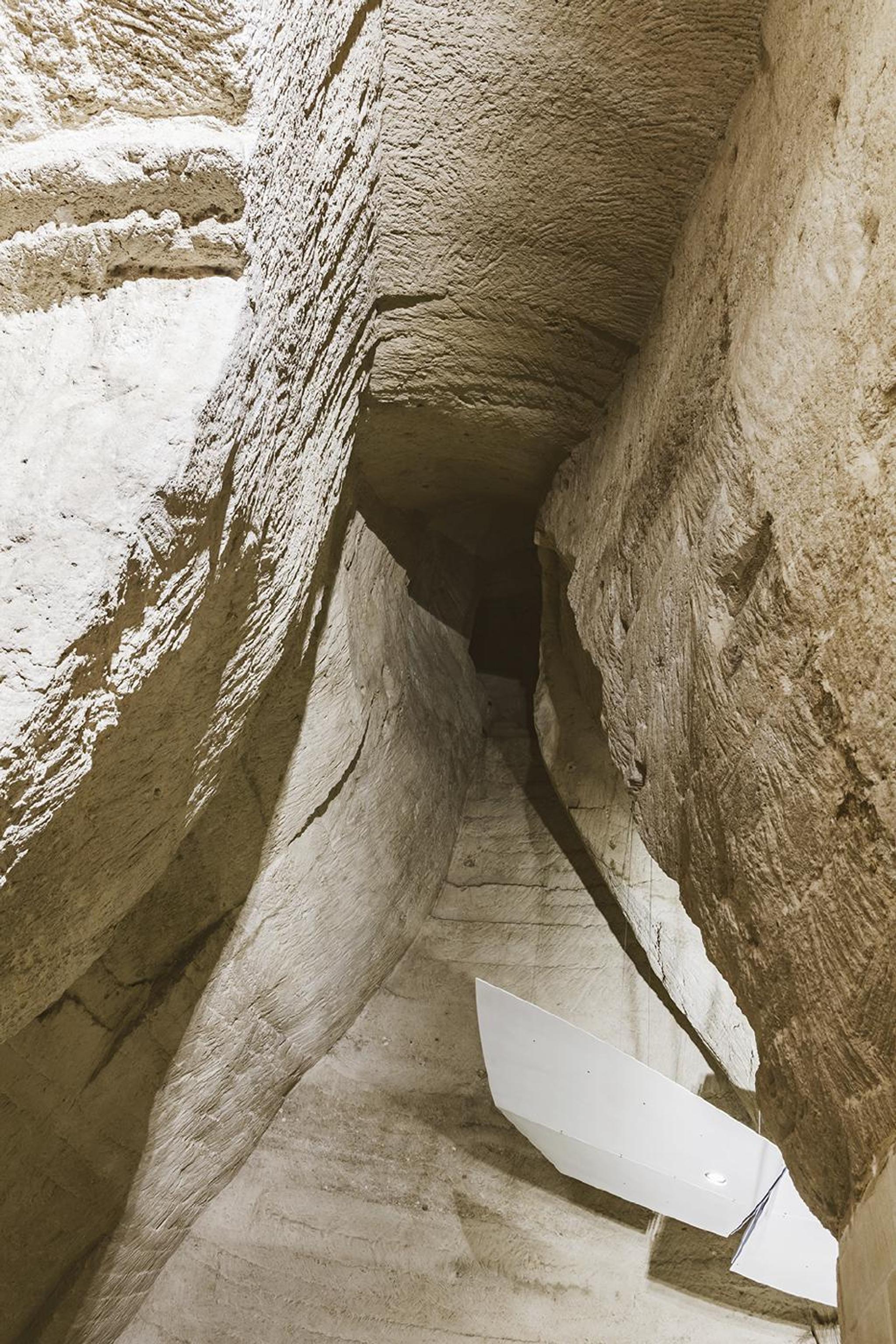 Chi tiết bậc thang khoét trong khối đá travertine vàng tự nhiên