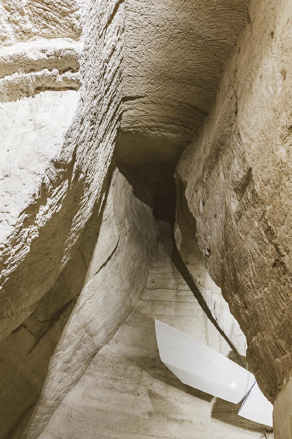 Chi tiết bậc thang khoét trong khối đá travertine vàng tự nhiên