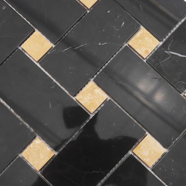Black Basketweave Marble Mosaic Tile with Gold Dot Accents — mosaic đan rổ (basketweave) bằng đá marble đen & vàng