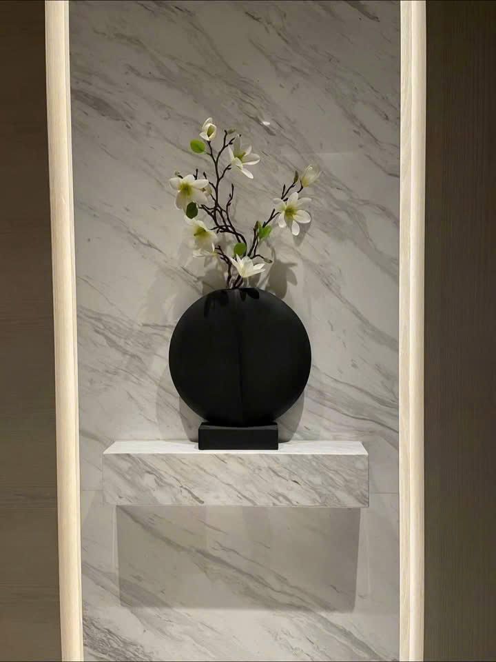 Hốc trang trí ốp đá — Marble trắng vân (Calacatta/Statuario)