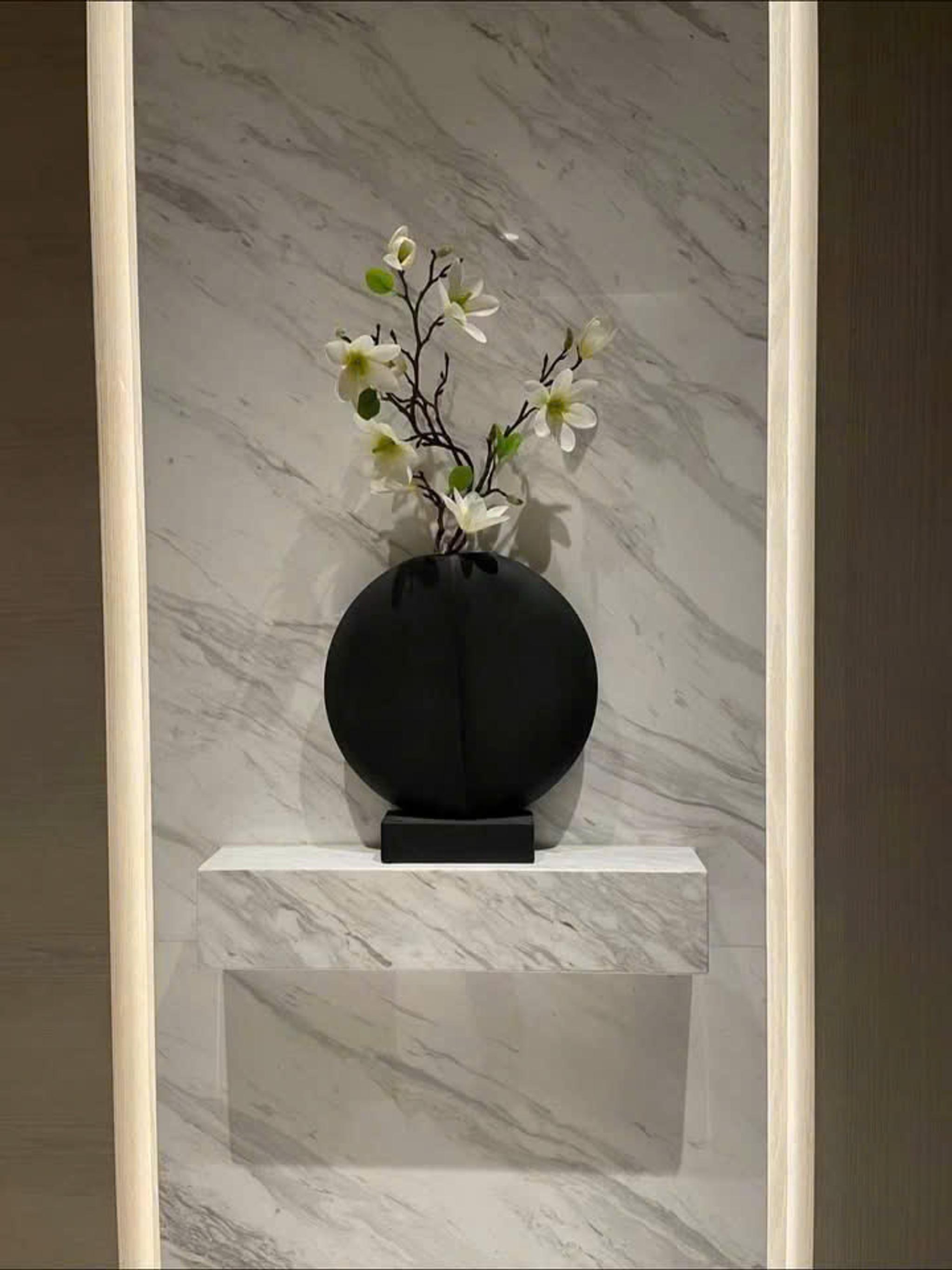 Hốc trang trí ốp đá — Marble trắng vân (Calacatta/Statuario)