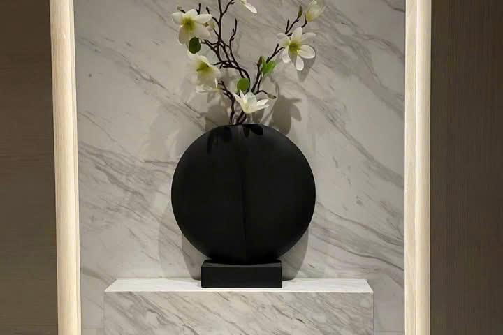 Hốc trang trí ốp đá — Marble trắng vân (Calacatta/Statuario)