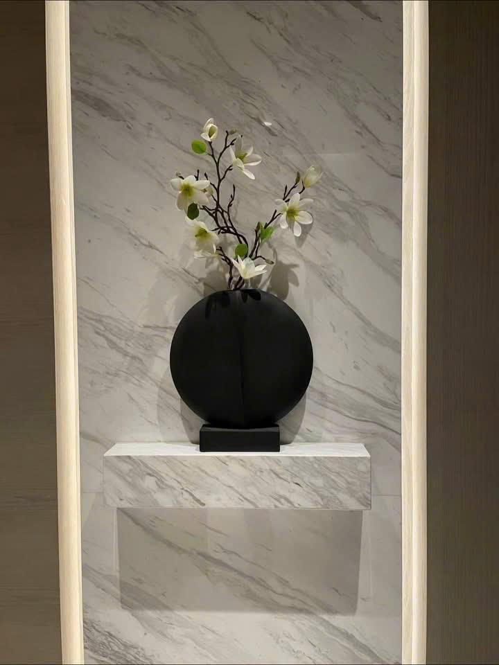 Hốc trang trí ốp đá — Marble trắng vân (Calacatta/Statuario)