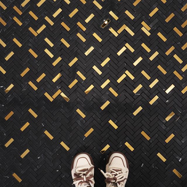 Luxury Black and Gold Marble Bathroom  Gradient Mosaic Tiles — mosaic xương cá bằng đá marble đen & vàng