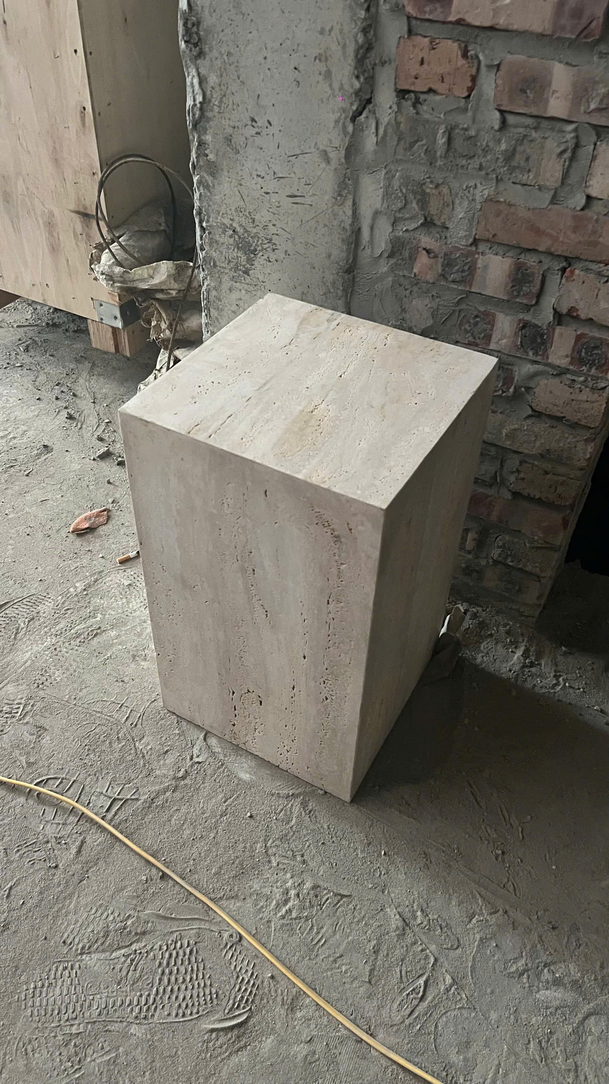 Đôn đá khối (side table) — Travertine kem
