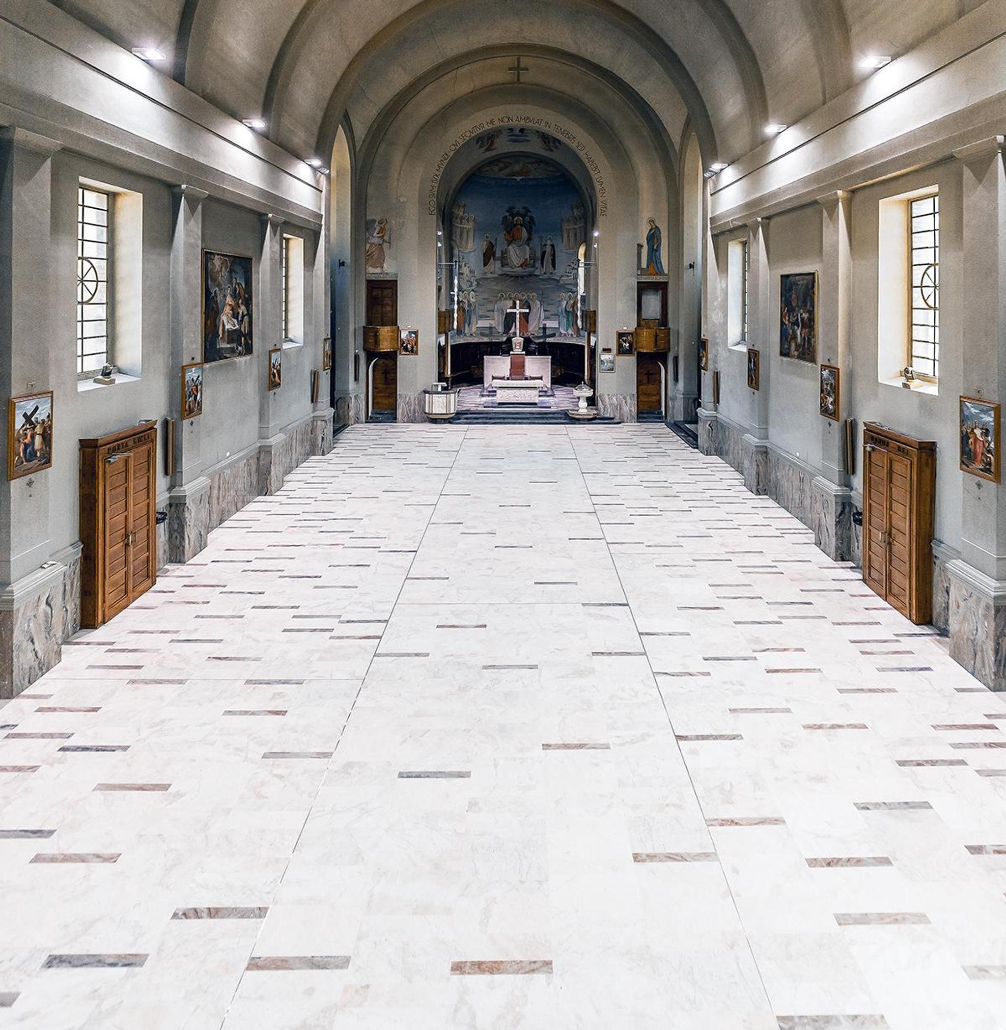 Hành lang dài lát sàn đá marble trắng vân xám hai bên cột vòm