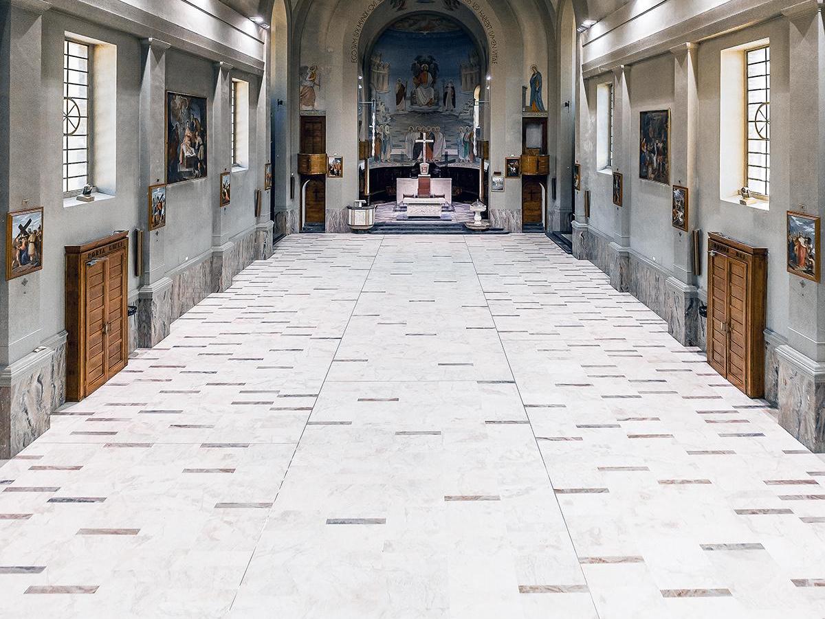 Hành lang dài lát sàn đá marble trắng vân xám hai bên cột vòm