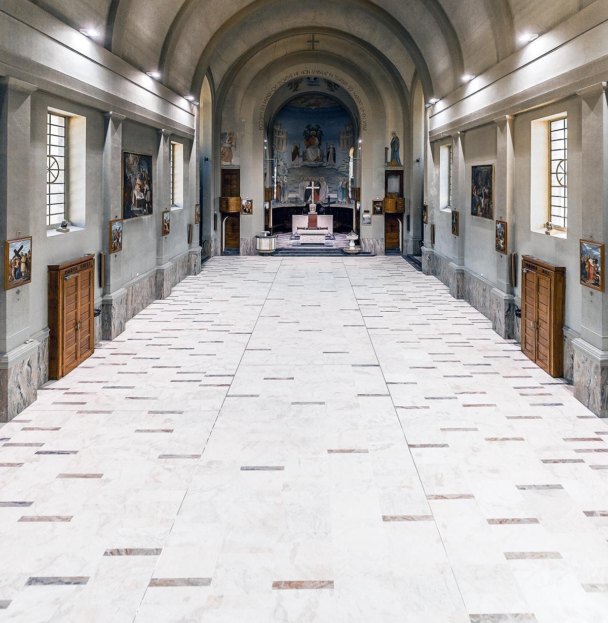 Hành lang dài lát sàn đá marble trắng vân xám hai bên cột vòm