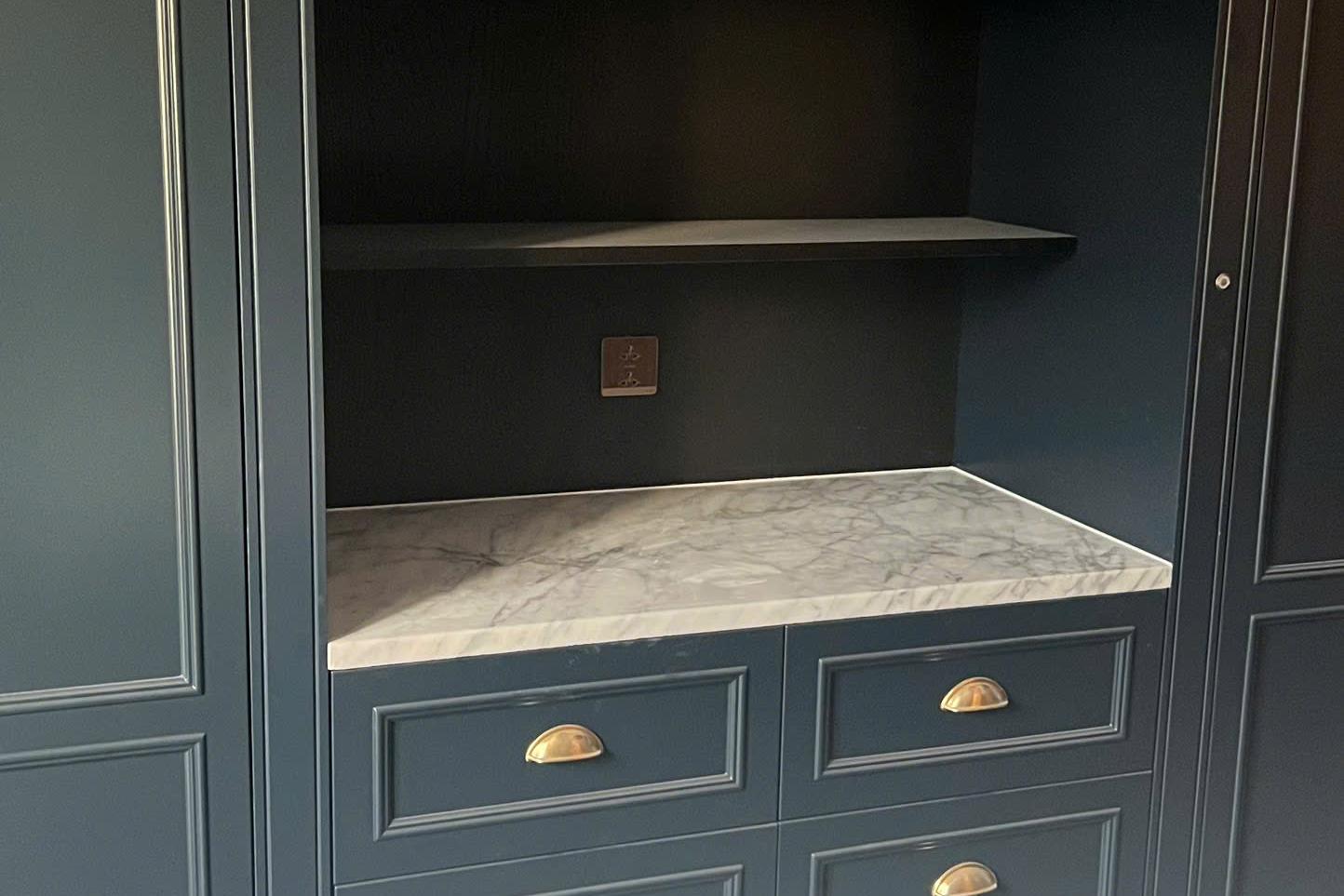 Mặt đá tủ / hốc kệ — Marble trắng Carrara