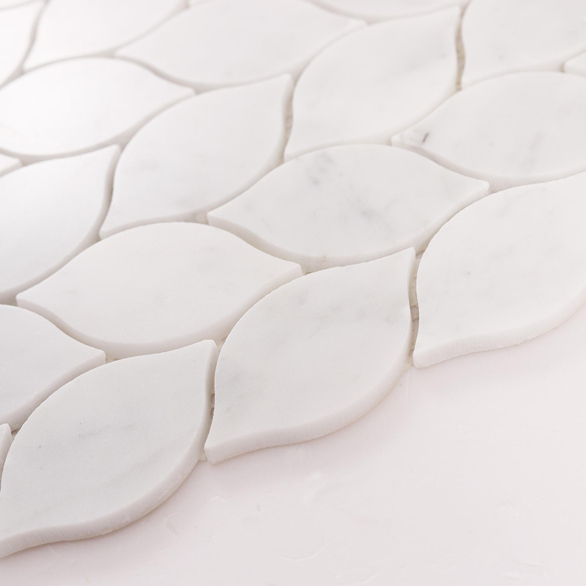 White Carrara Leaf Marble Mosaic Tiles — mosaic ghép nghệ thuật bằng đá marble trắng & trắng Carrara