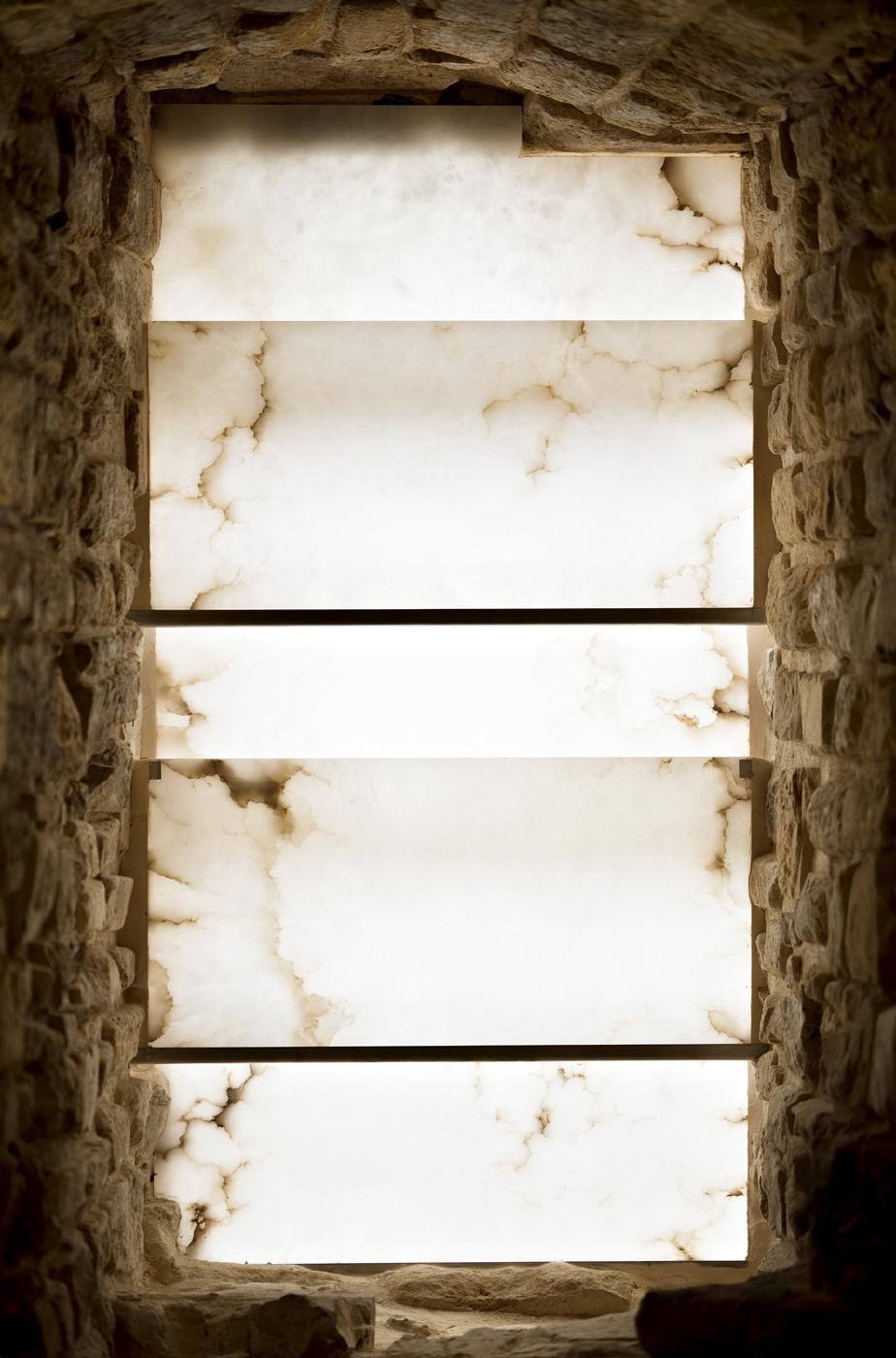 Tấm đá marble trắng vân xám lớn dùng ốp bề mặt kiến trúc
