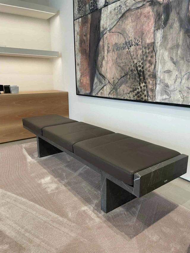 Ghế băng đá thuôn dài — nội thất đá Rochelle Stone