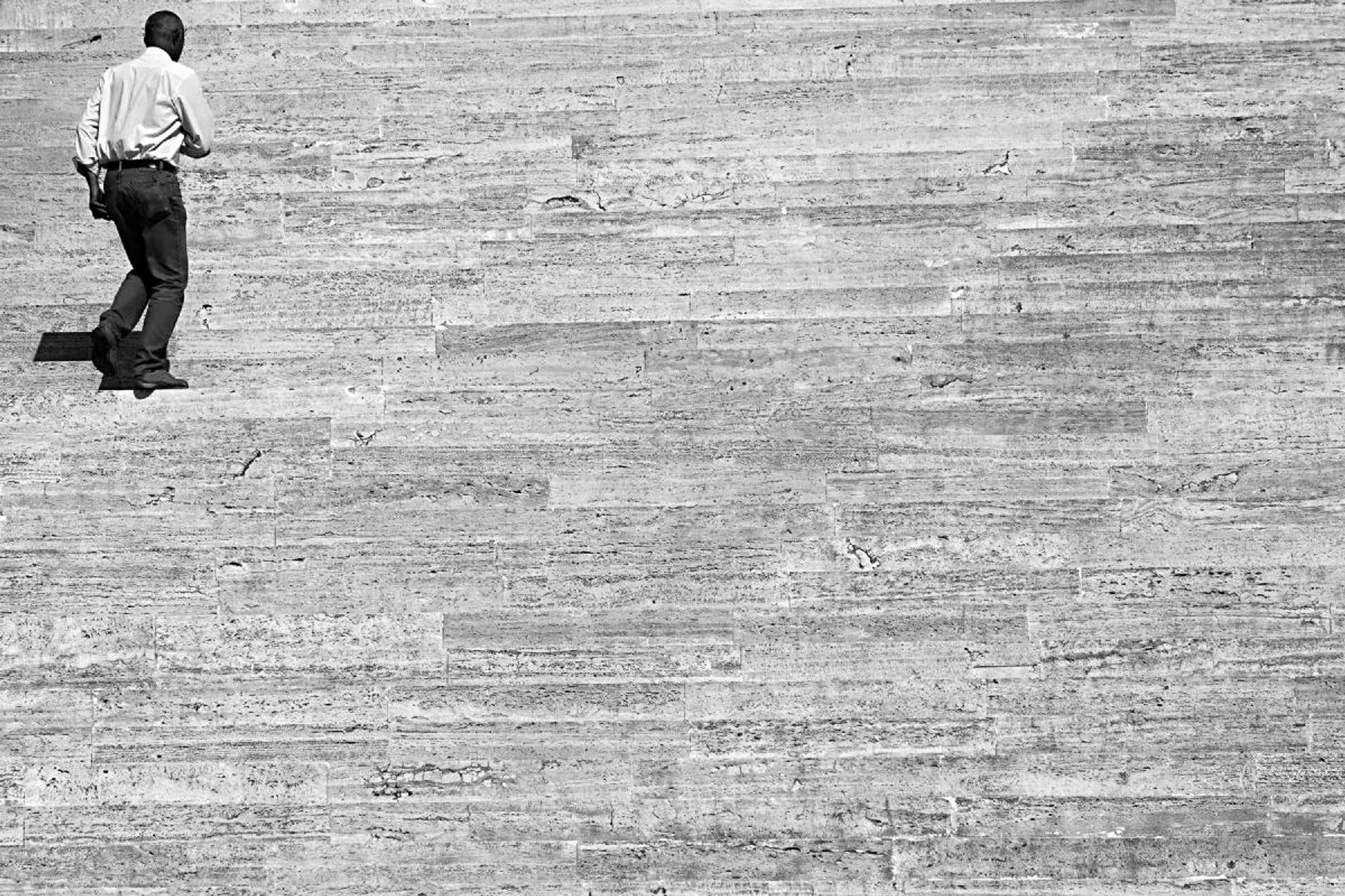 Tường ốp tấm đá travertine vân ngang màu sáng đều liền mạch