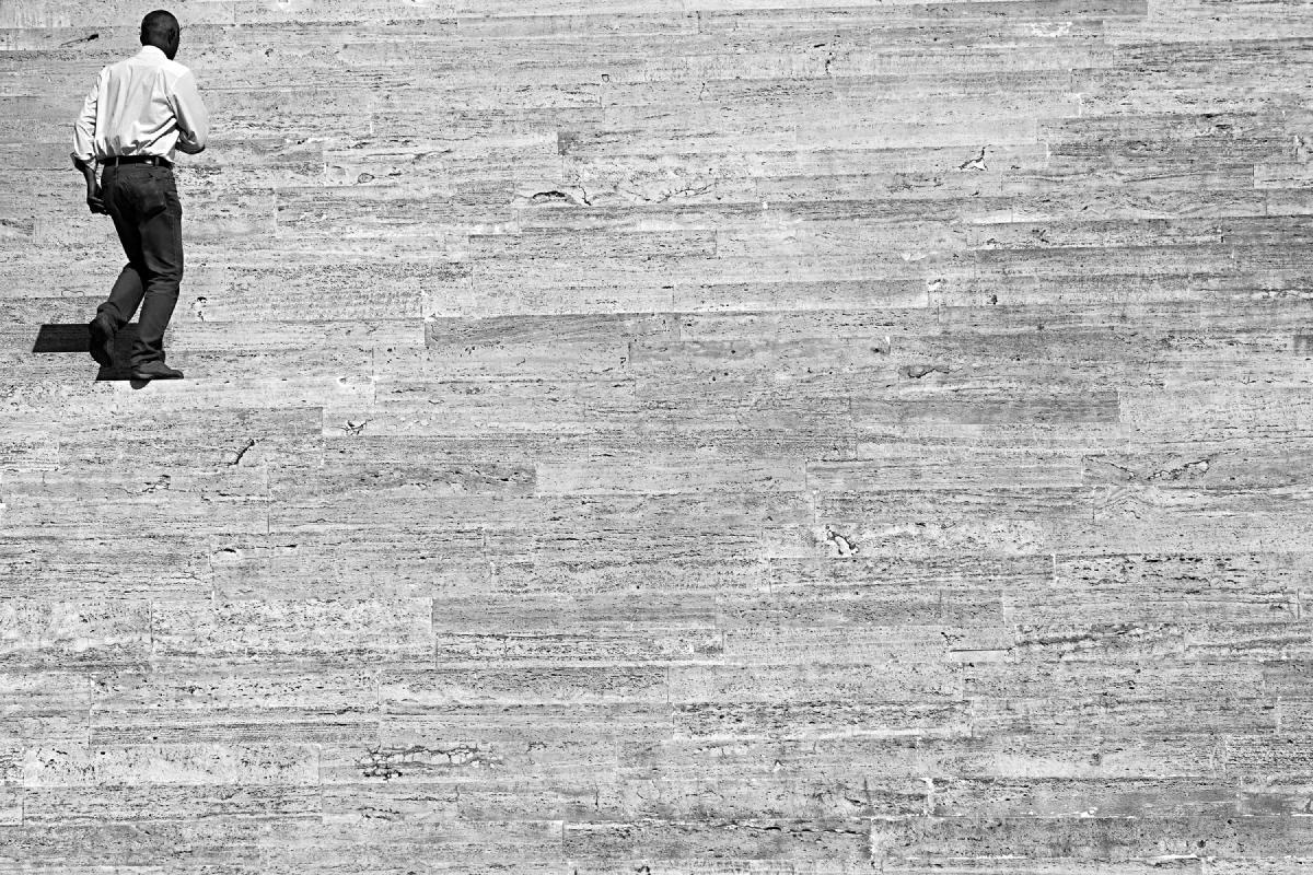 Tường ốp tấm đá travertine vân ngang màu sáng đều liền mạch