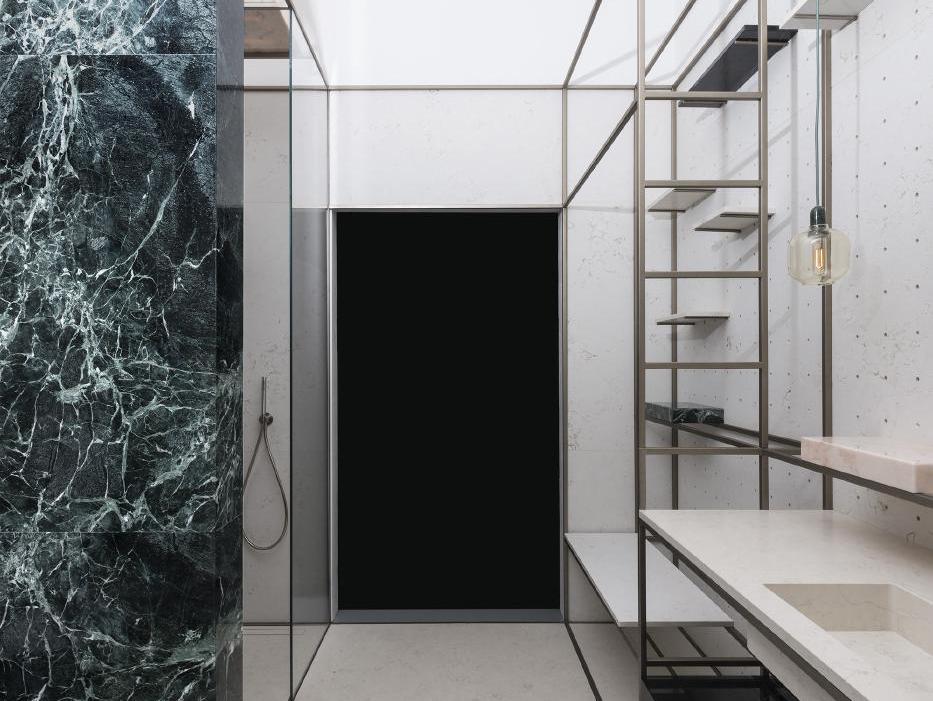 Không gian trưng bày ốp tường đá marble đen vân xanh tương phản