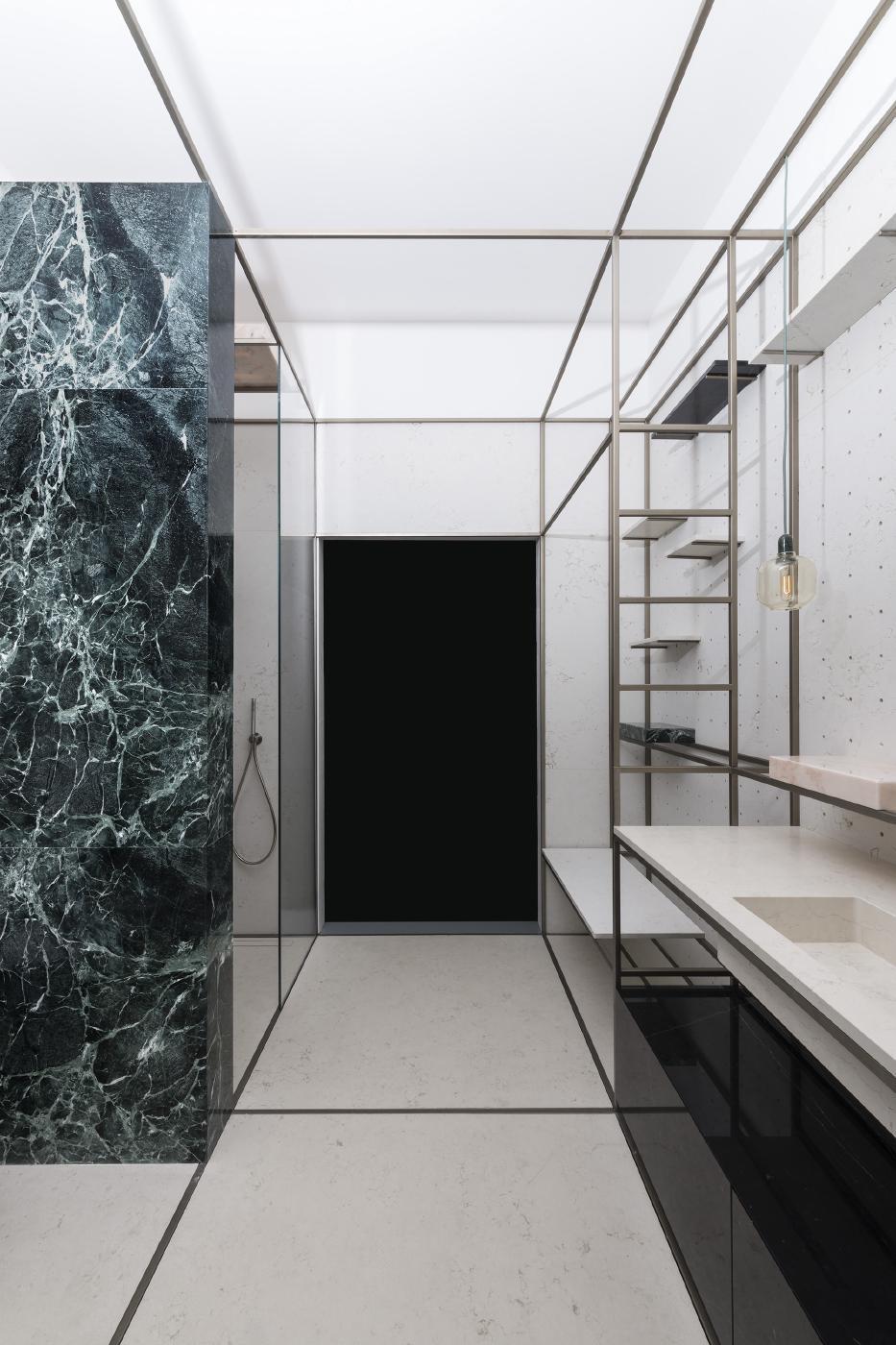 Không gian trưng bày ốp tường đá marble đen vân xanh tương phản