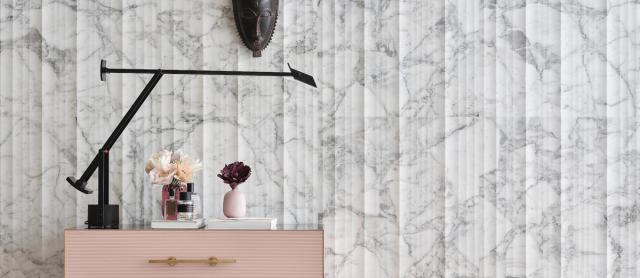Vách đá 3D Plissé — bề mặt đá tự nhiên điêu khắc nổi khối, Lithos