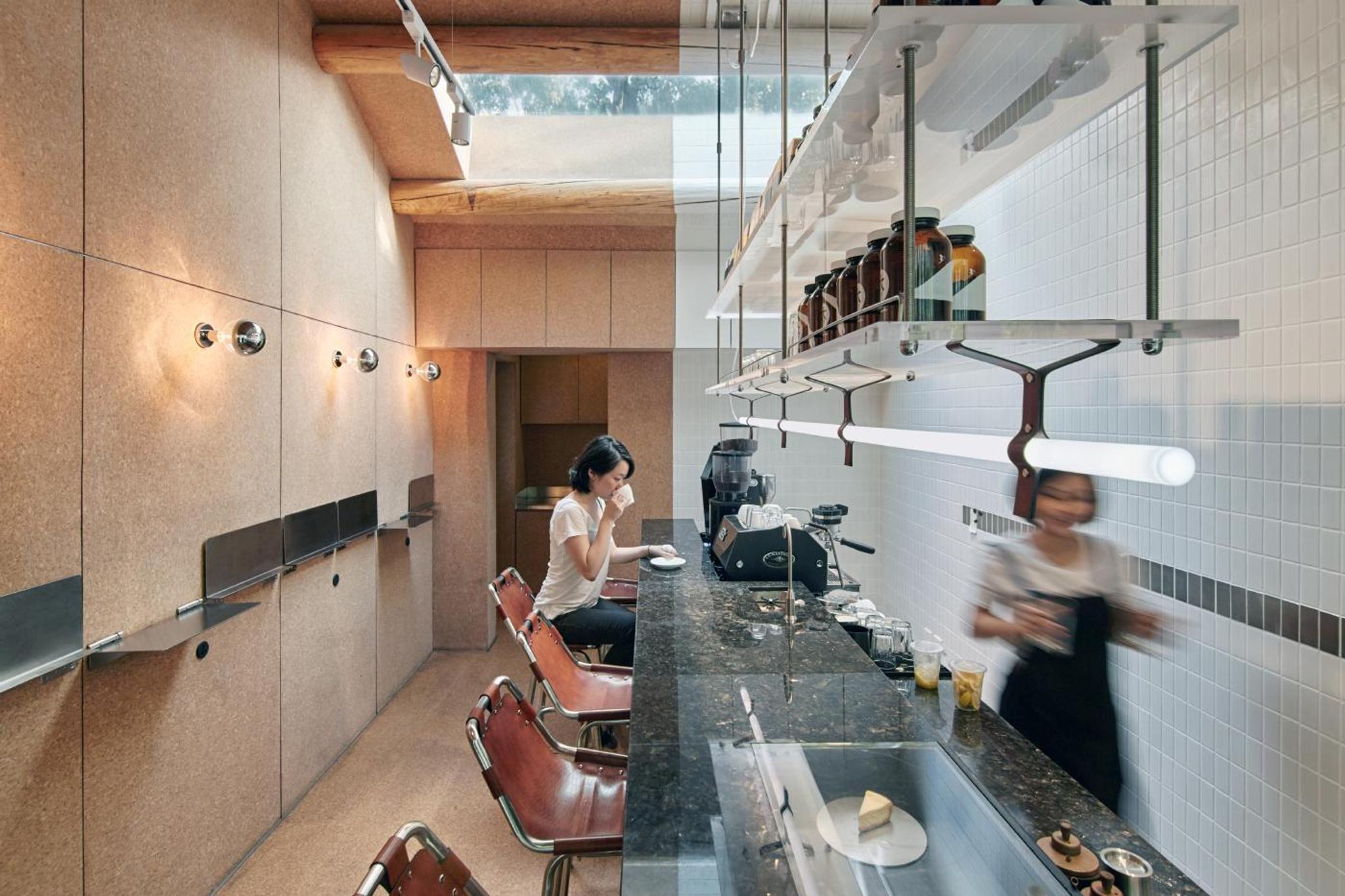 Nội thất ốp đá marble đen vân trắng phản chiếu ánh sáng ấm