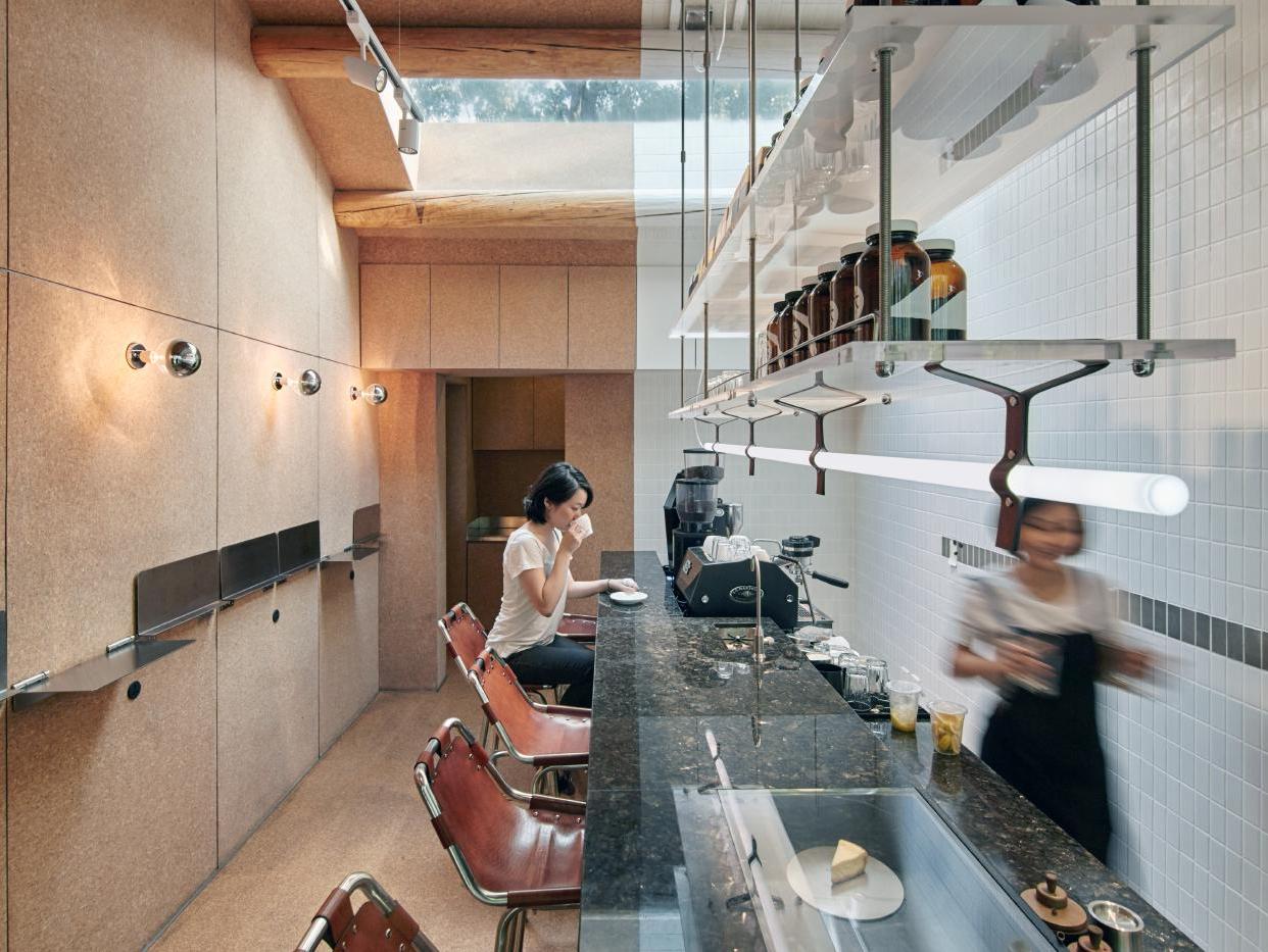 Nội thất ốp đá marble đen vân trắng phản chiếu ánh sáng ấm