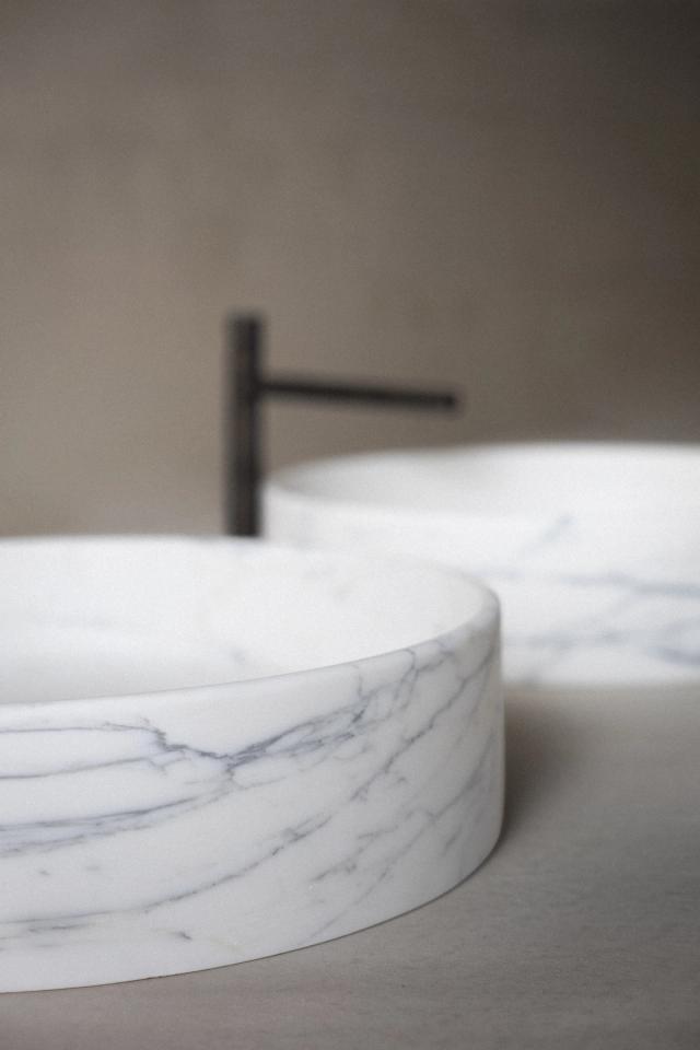 Lavabo đá đặt bàn tròn — nội thất đá Rochelle Stone