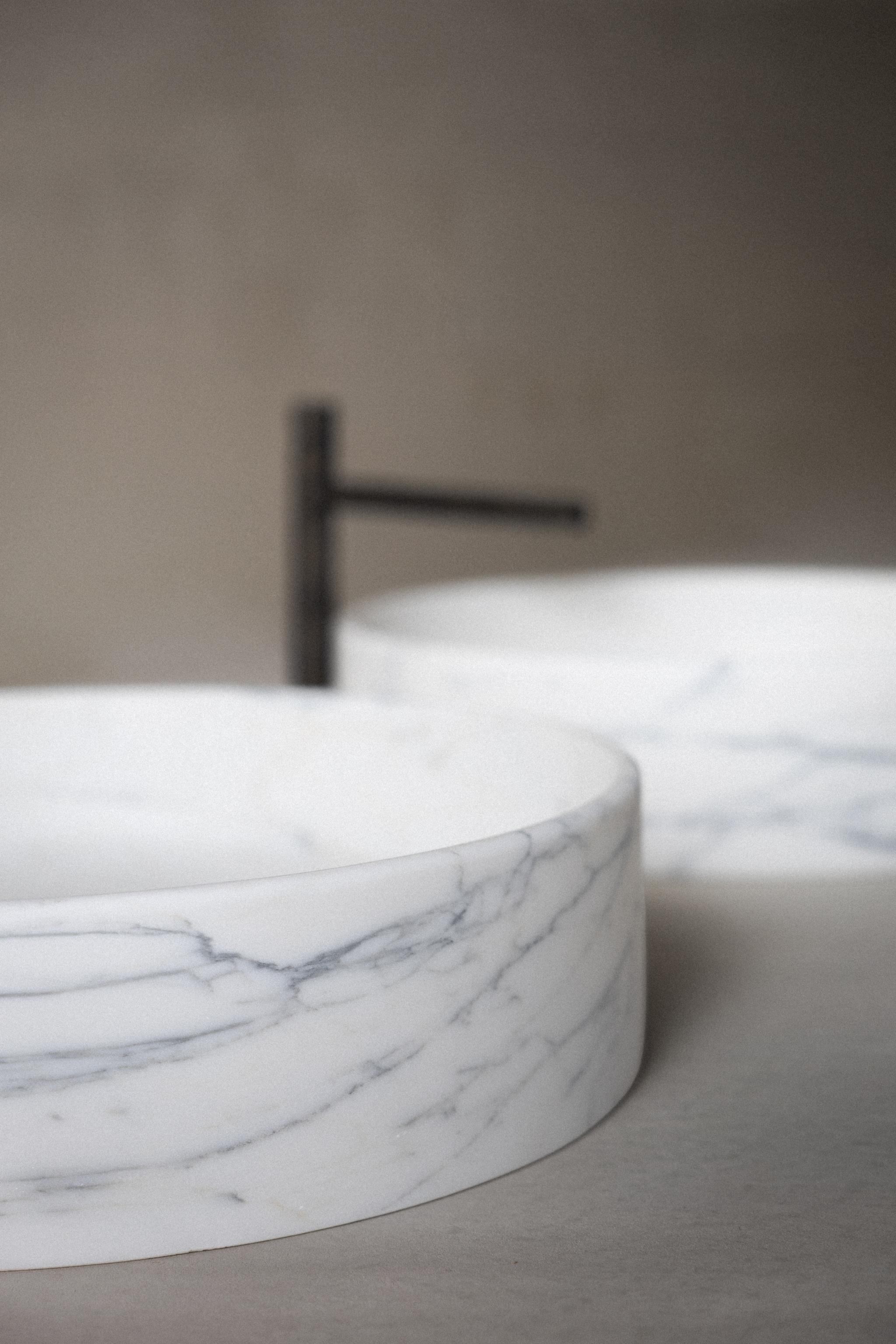 Lavabo đá đặt bàn tròn — nội thất đá Rochelle Couture