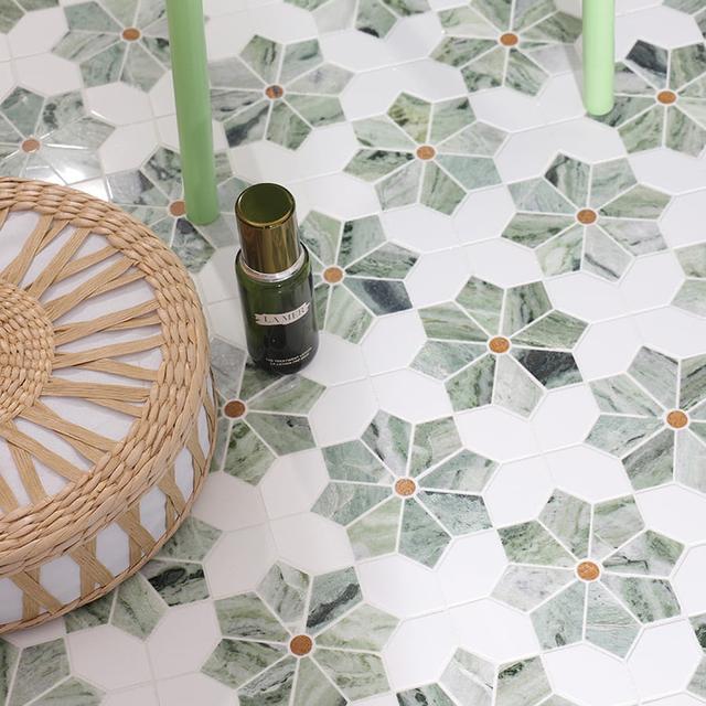 Green Gradient Floral Marble Mosaic Tiles with Gold Center — mosaic hoa văn waterjet bằng đá marble trắng & xanh lục