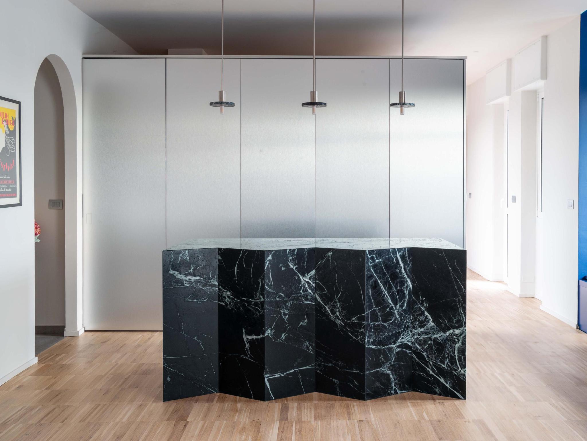 Không gian phòng tắm ốp tường đá marble đen vân trắng hiện đại