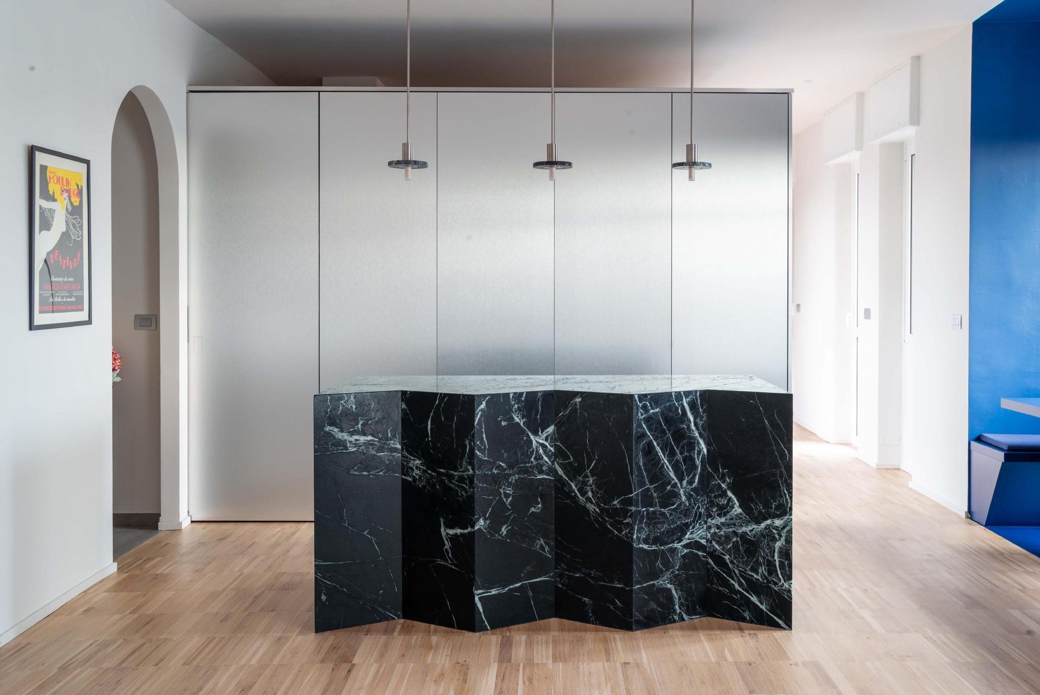 Không gian phòng tắm ốp tường đá marble đen vân trắng hiện đại