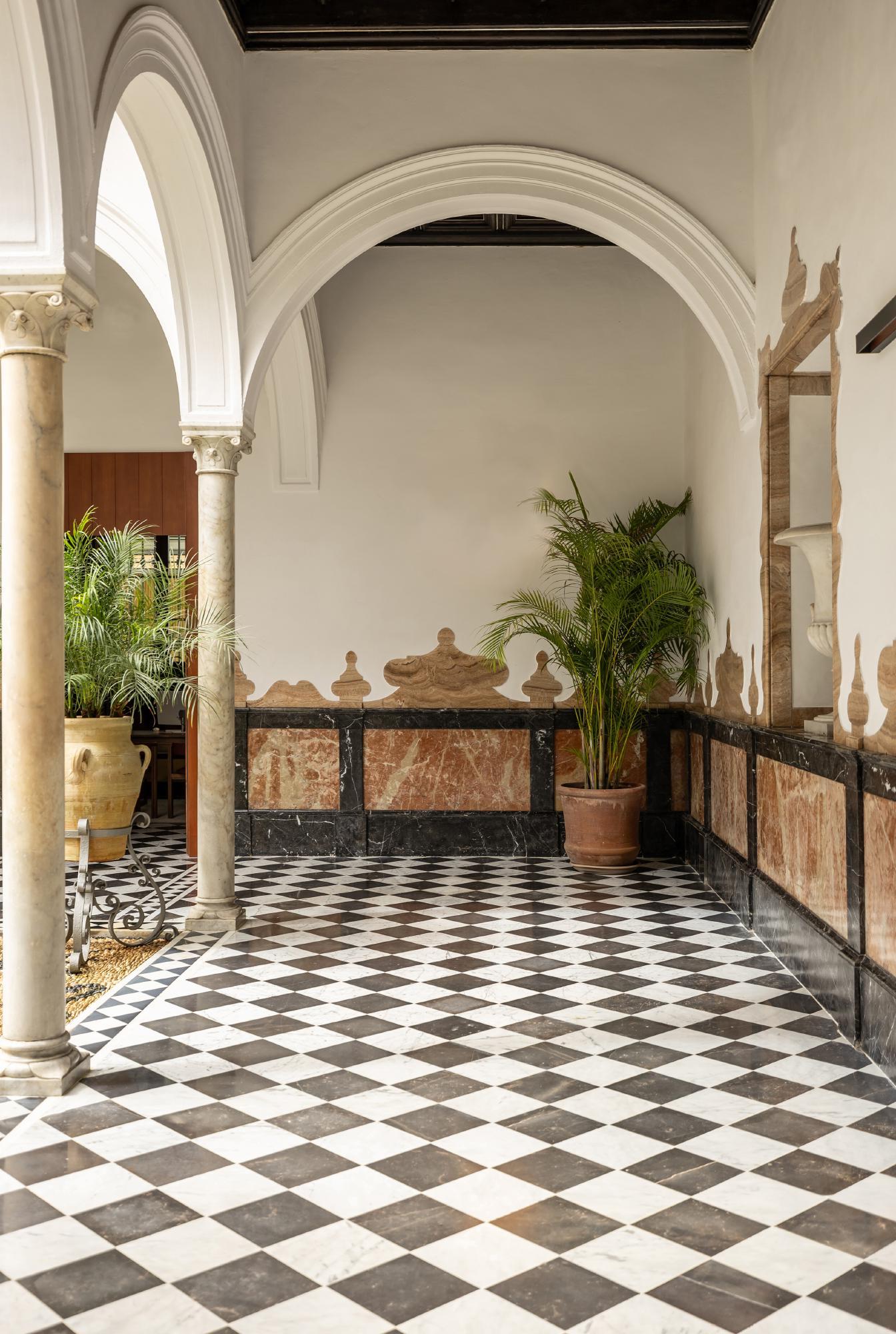 Sảnh cổ điển với cột đá marble trắng và sàn lát đá đen trắng