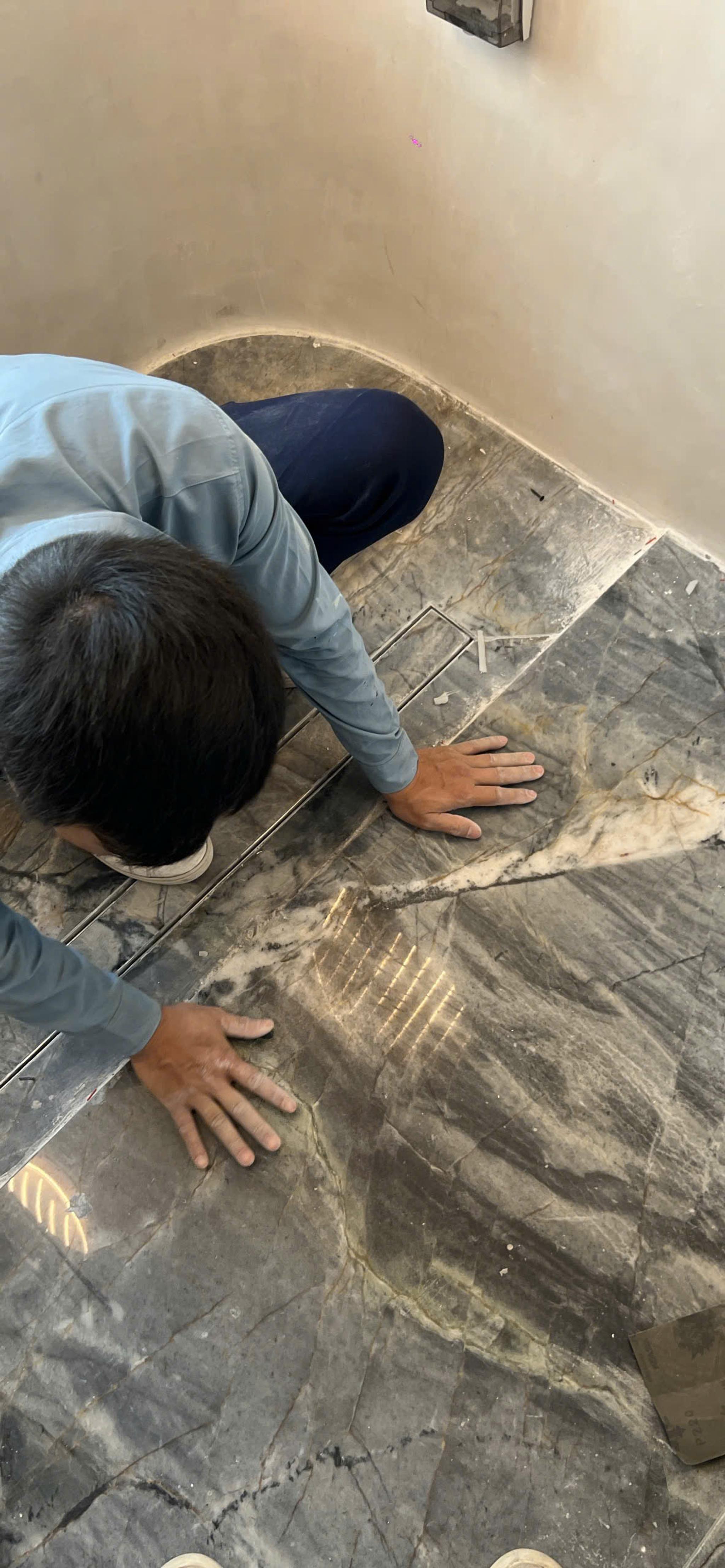 Lát sàn đá (thi công) — Marble/quartzite xám vân