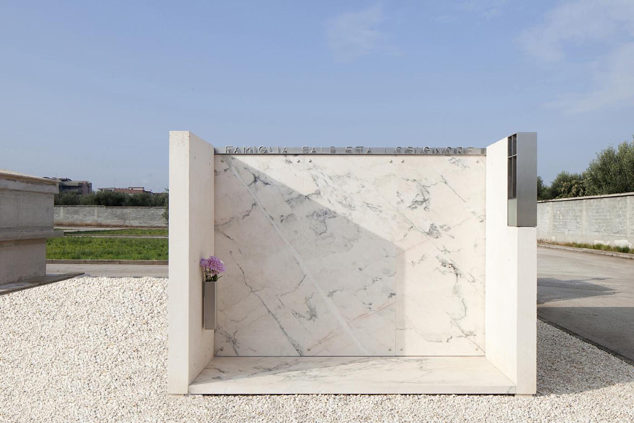 Tấm đá marble trắng vân nhẹ ốp mảng tường phẳng kiến trúc tối giản