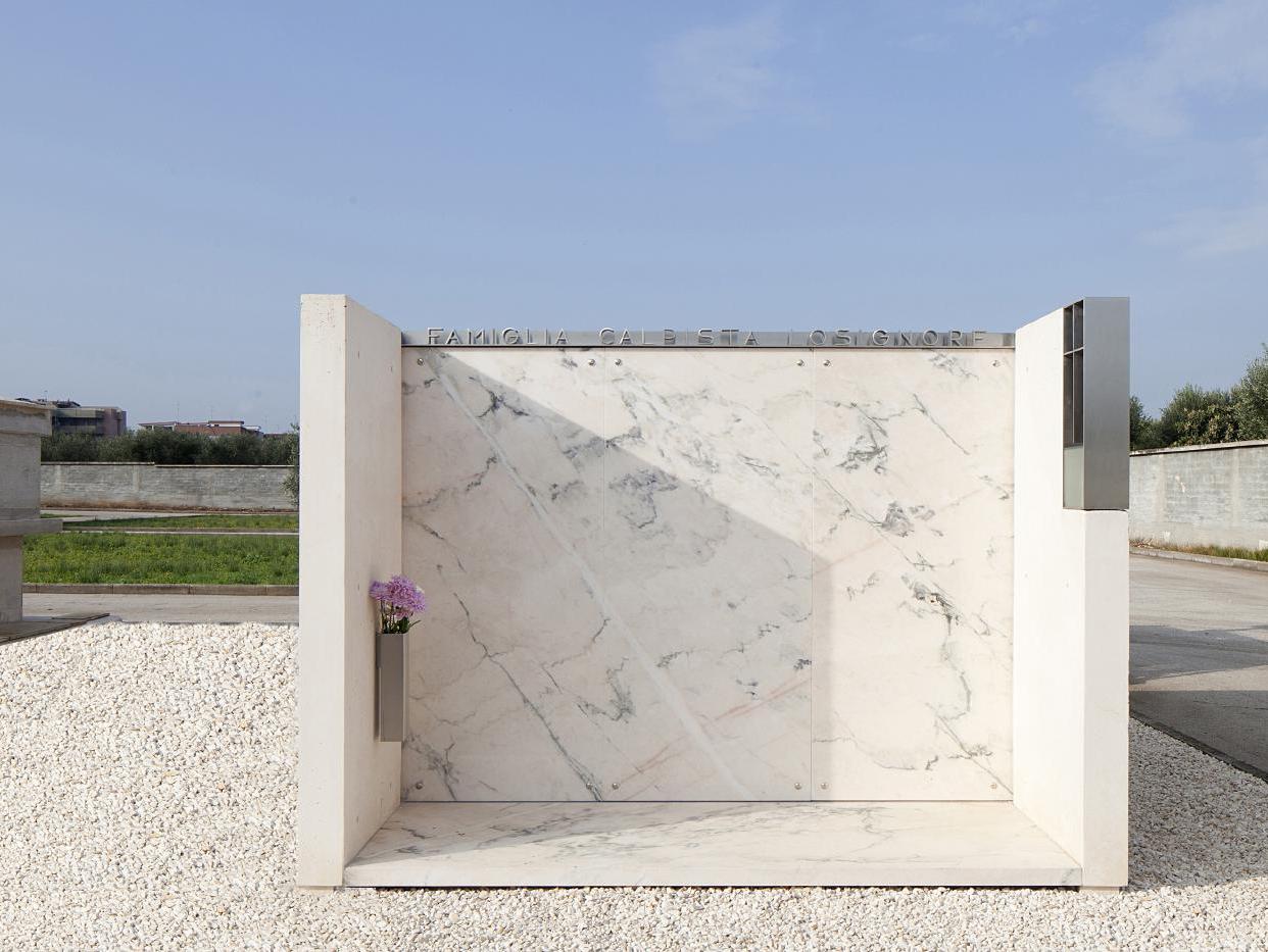 Tấm đá marble trắng vân nhẹ ốp mảng tường phẳng kiến trúc tối giản