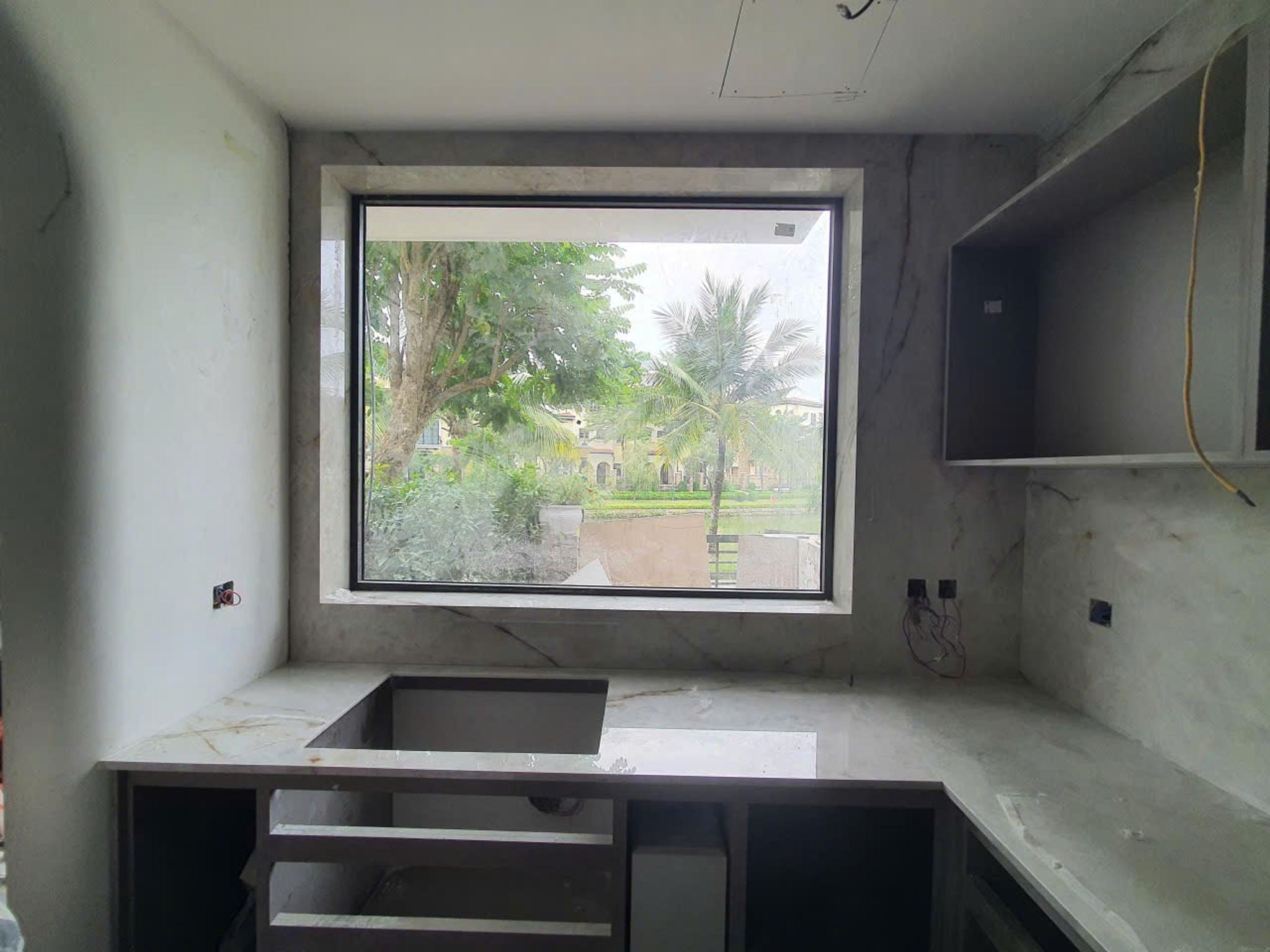 Mặt bếp + ốp tường bếp — Marble trắng vân vàng (Calacatta)