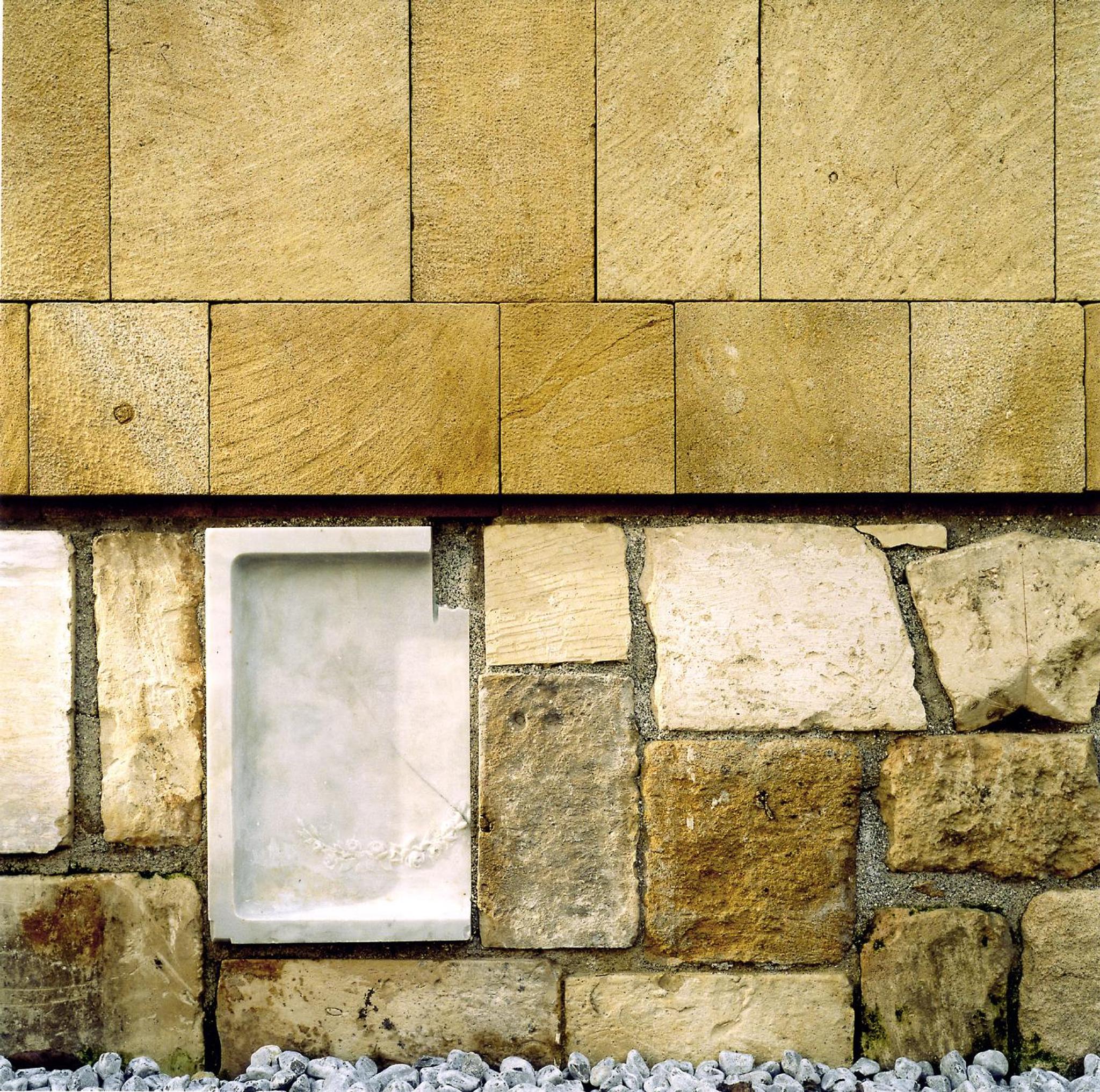 Tường ốp đá travertine vàng vân ngang điểm khung tranh trắng