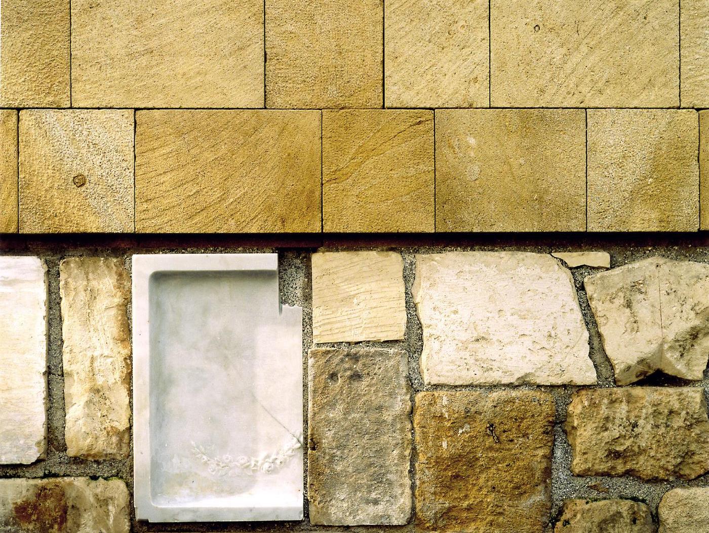 Tường ốp đá travertine vàng vân ngang điểm khung tranh trắng