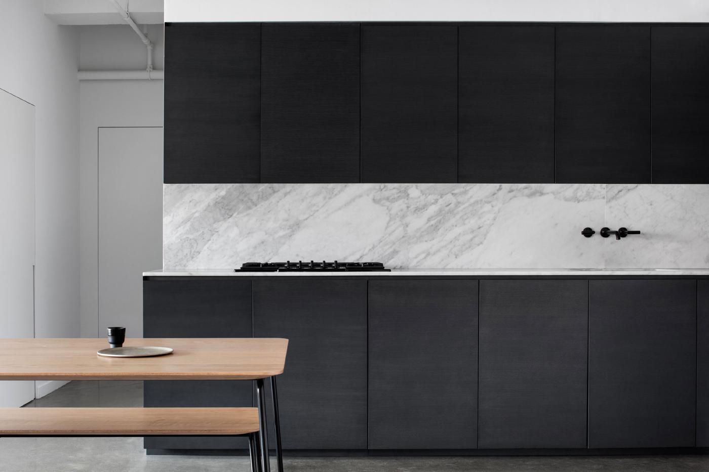 Mặt bếp và mặt bàn ốp đá marble đen vân kết hợp gỗ tự nhiên