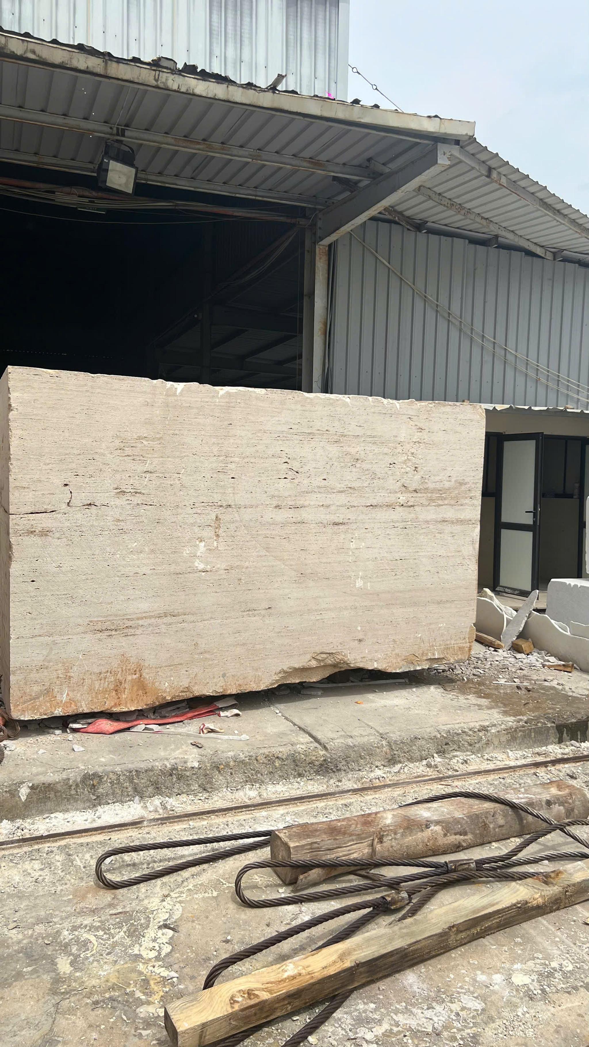 Đá khối nguyên liệu — Travertine (vein-cut)