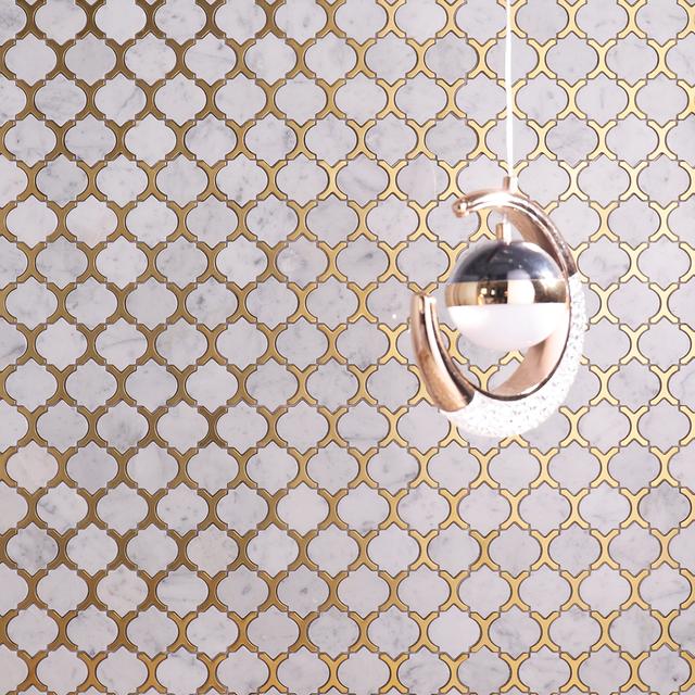 Carrara White & Gold Metal Arabesque Marble Mosaic Tile — mosaic arabesque bằng đá marble trắng & vàng