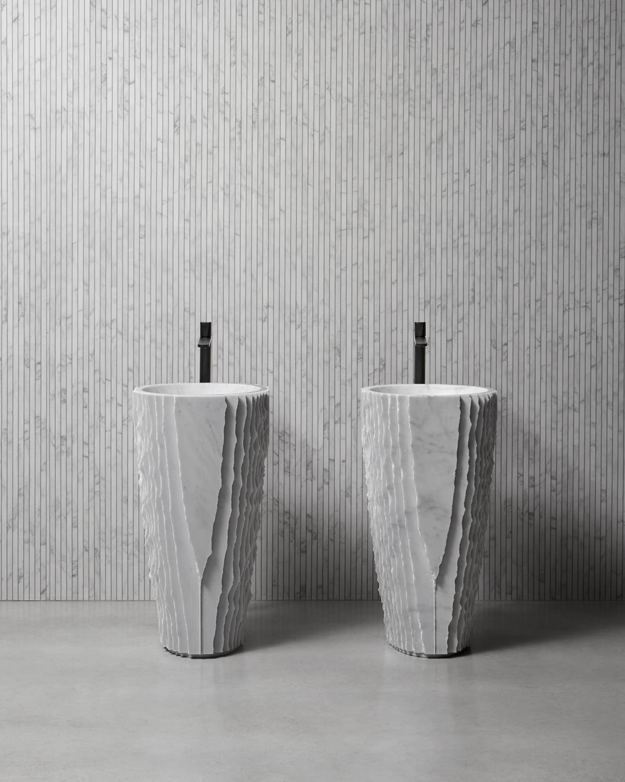 Lavabo Controverso đặt sàn — lavabo đá tự nhiên Rochelle