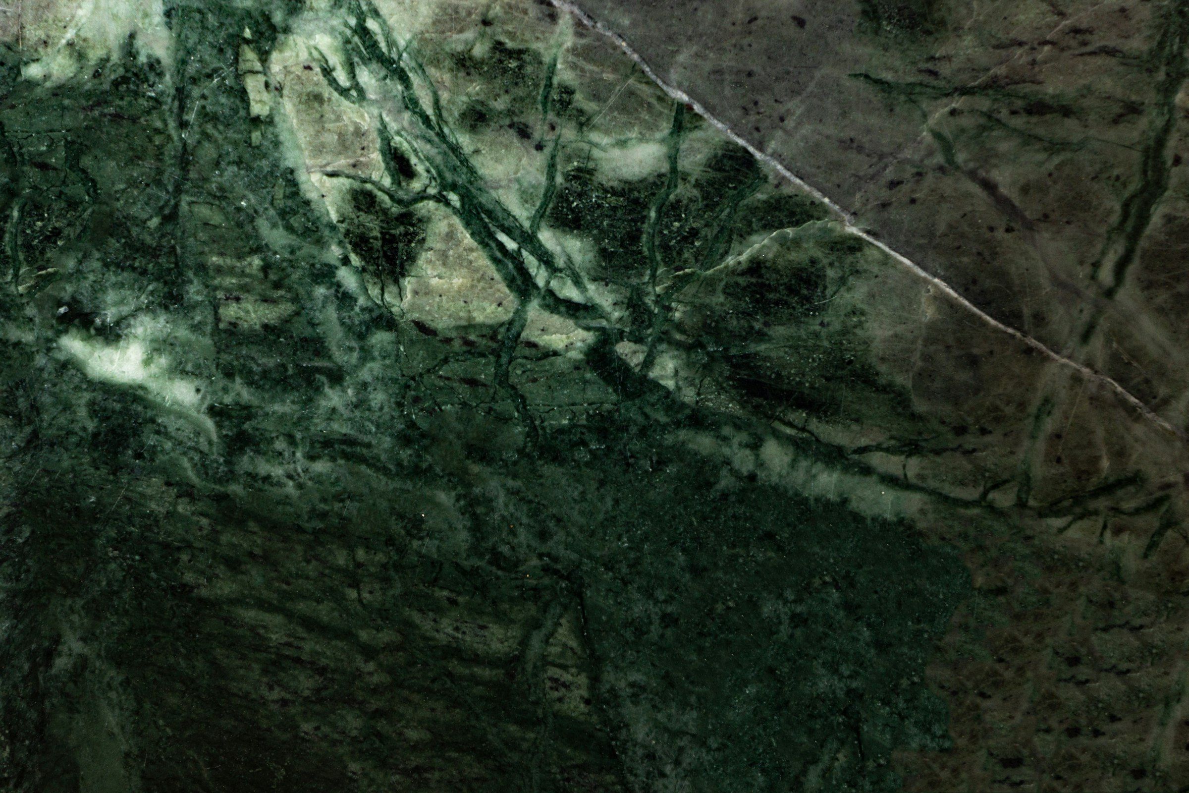Đá Verde Alpi — xanh đậm vân trắng, nhập khẩu dãy Alps Ý